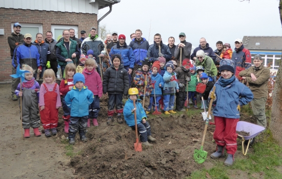 aaia_wickede taze Kindergarten Max Moritz Vaeter u Kinder.JPG